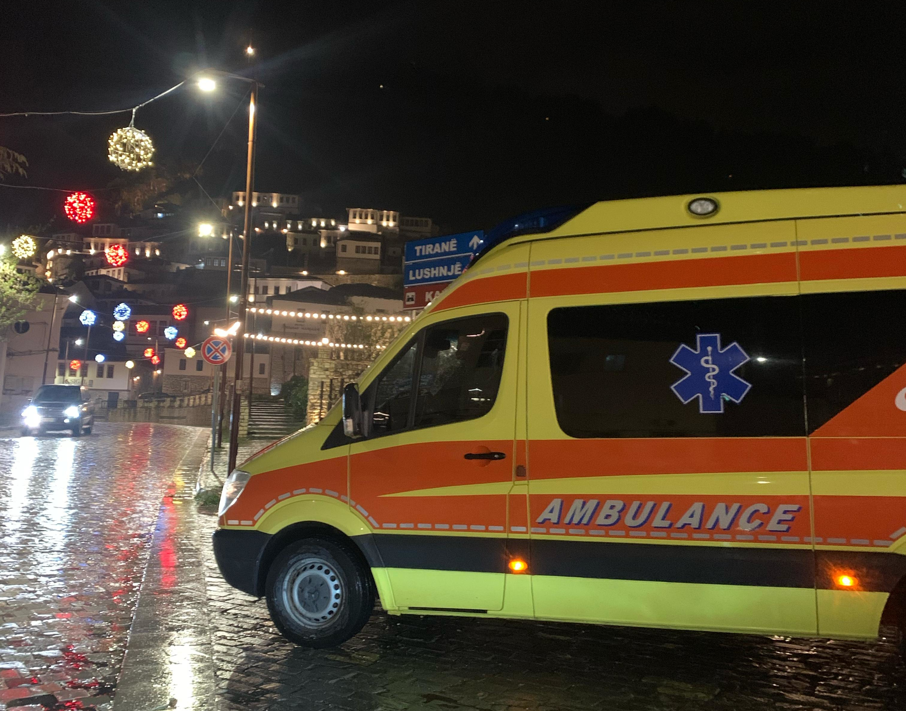 Ambulancë e natës me ekip mjekësor